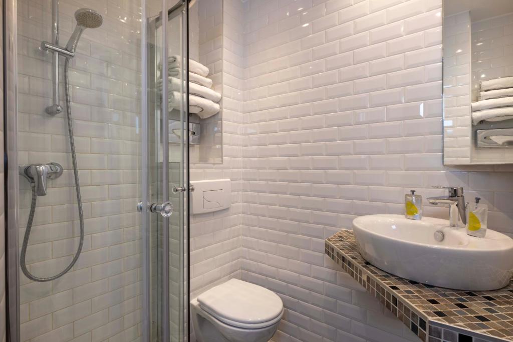 Salle de bains dans l'établissement Hôtel L'Interlude