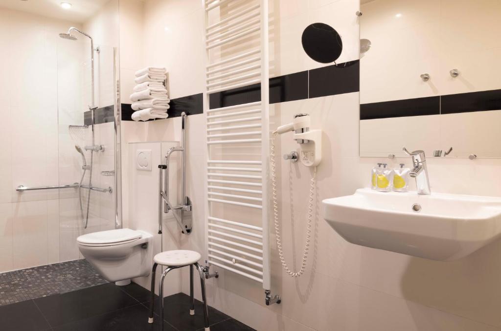 Salle de bains dans l'établissement Hôtel L'Interlude