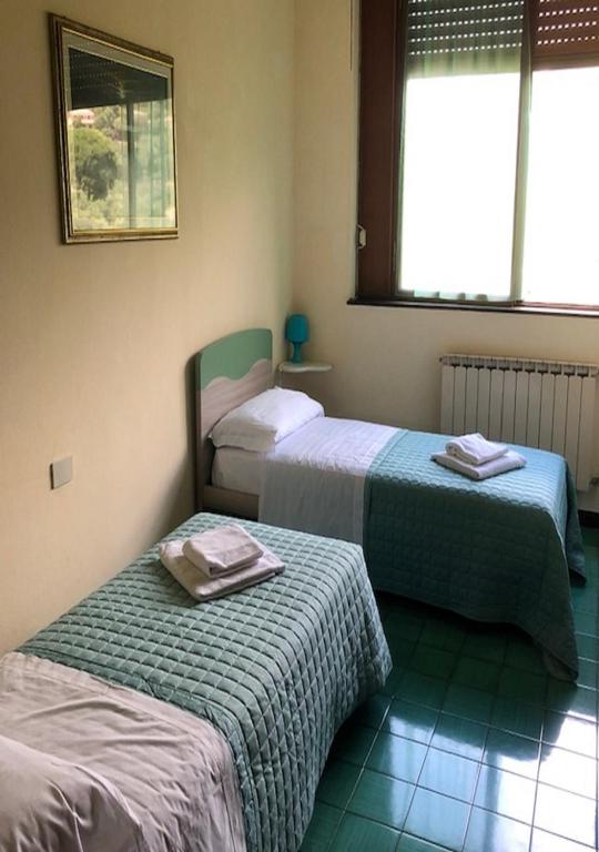 Łóżko lub łóżka w pokoju w obiekcie VILLA MIMOSA Splendida Vista Mare
