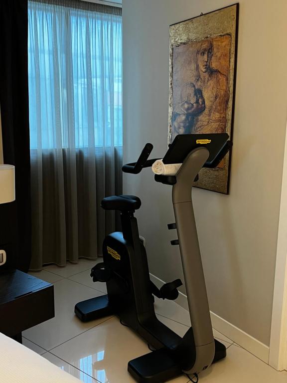 Posilňovňa alebo fitness centrum v ubytovaní Marconi Hotel