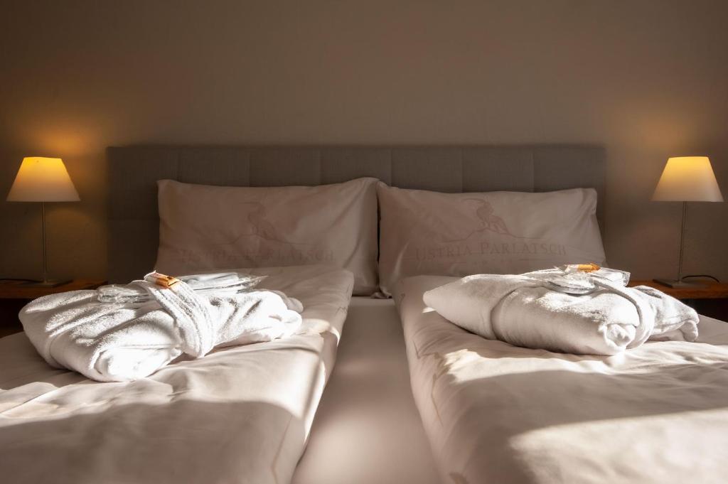 Postel nebo postele na pokoji v ubytování Hotel Ustria Parlatsch