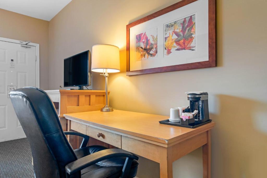 TV a/nebo společenská místnost v ubytování Econo Lodge Inn & Suites