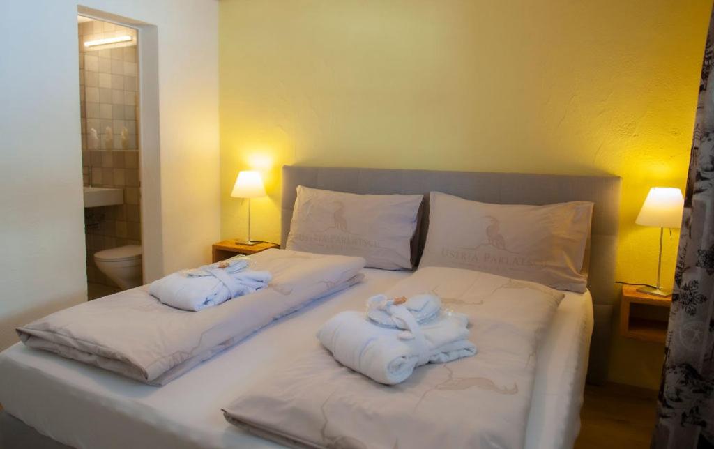 Postel nebo postele na pokoji v ubytování Hotel Ustria Parlatsch