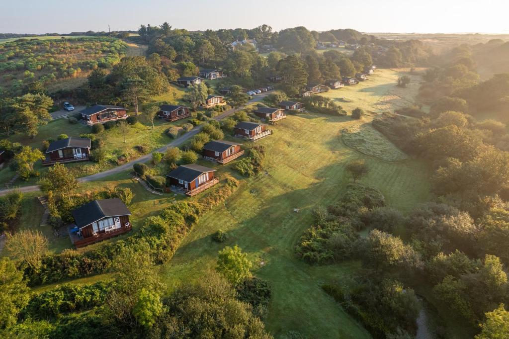 een luchtfoto van een boerderij met een groep huizen bij Timber Hill Self Catering Cedar Lodges in Broad Haven