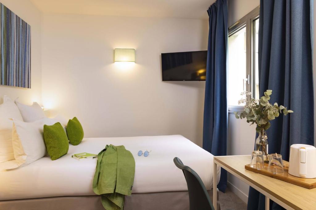 Hotel Paris Louis Blanc near Canal St-Martin and Gare du Nord