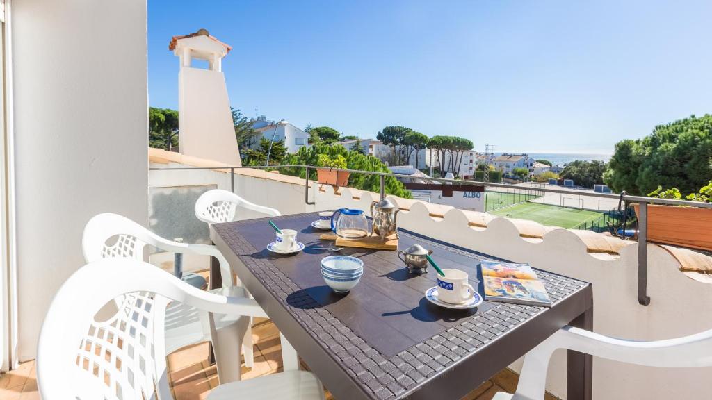 カレリャ・デ・パラフルジェリにあるAtic Mar - Calella de Palafrugellの家のバルコニーにテーブルと椅子