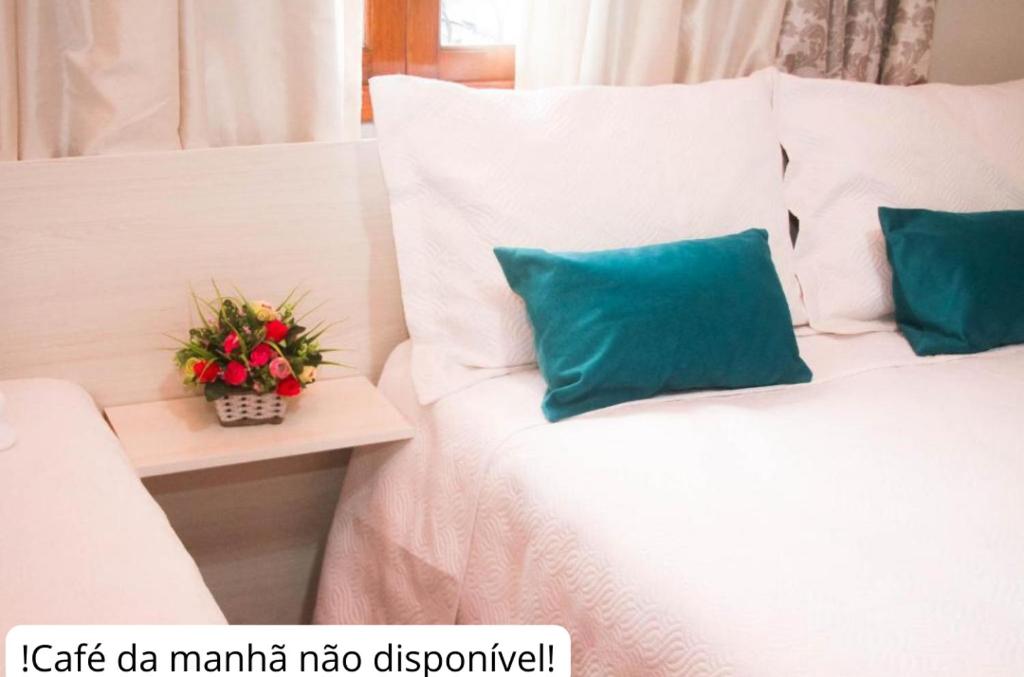Habitación de hotel con 2 camas y almohadas azules en Hospedagem Alternativa Família Martins, en Urubici