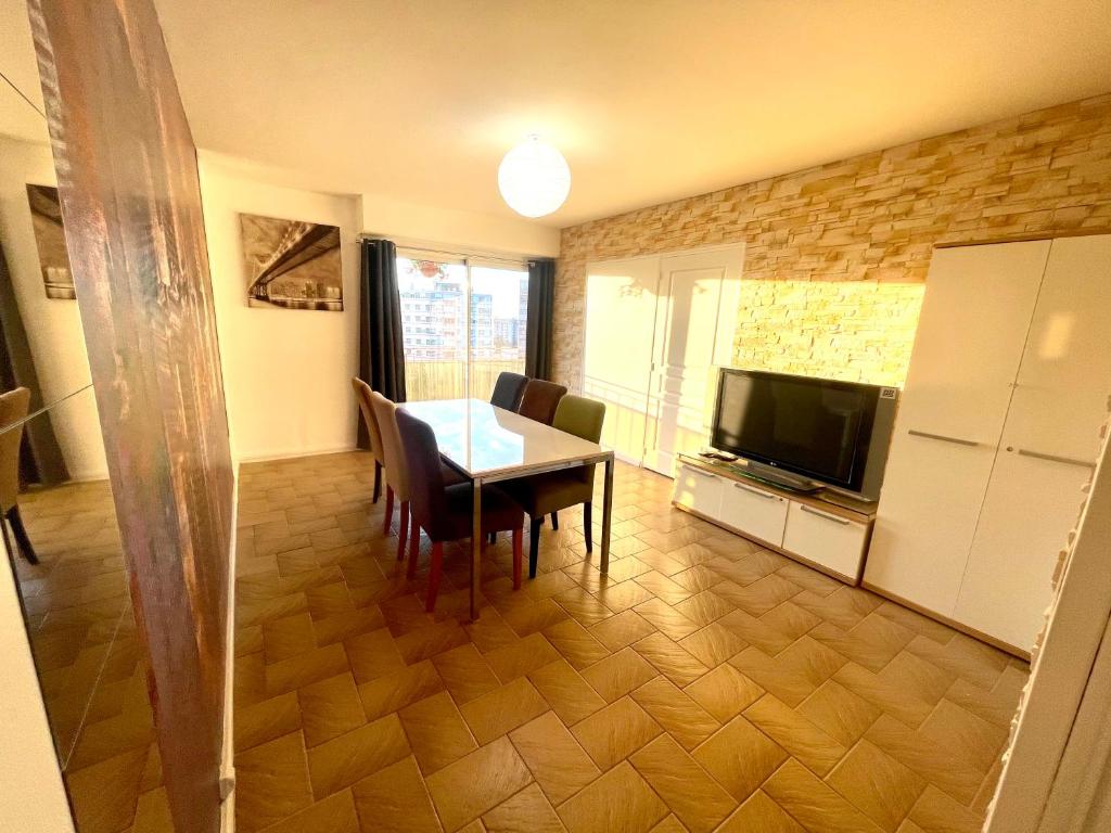 TV a/nebo společenská místnost v ubytování Chambre privée en colocation dans un appartement au centre de rillieux la pape