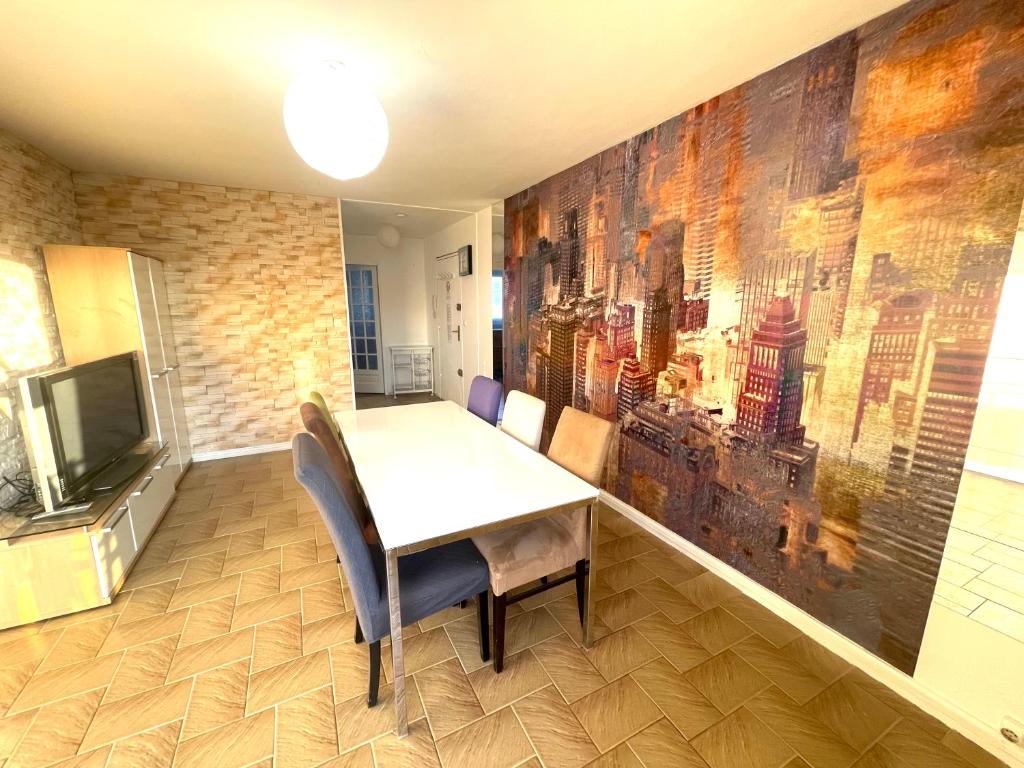 TV a/nebo společenská místnost v ubytování Chambre privée en colocation dans un appartement au centre de rillieux la pape