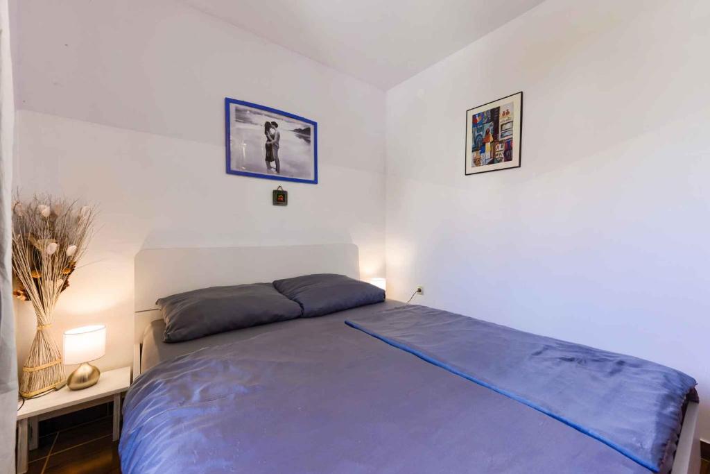 Łóżko lub łóżka w pokoju w obiekcie Apartments in Vir/Insel Vir 34750