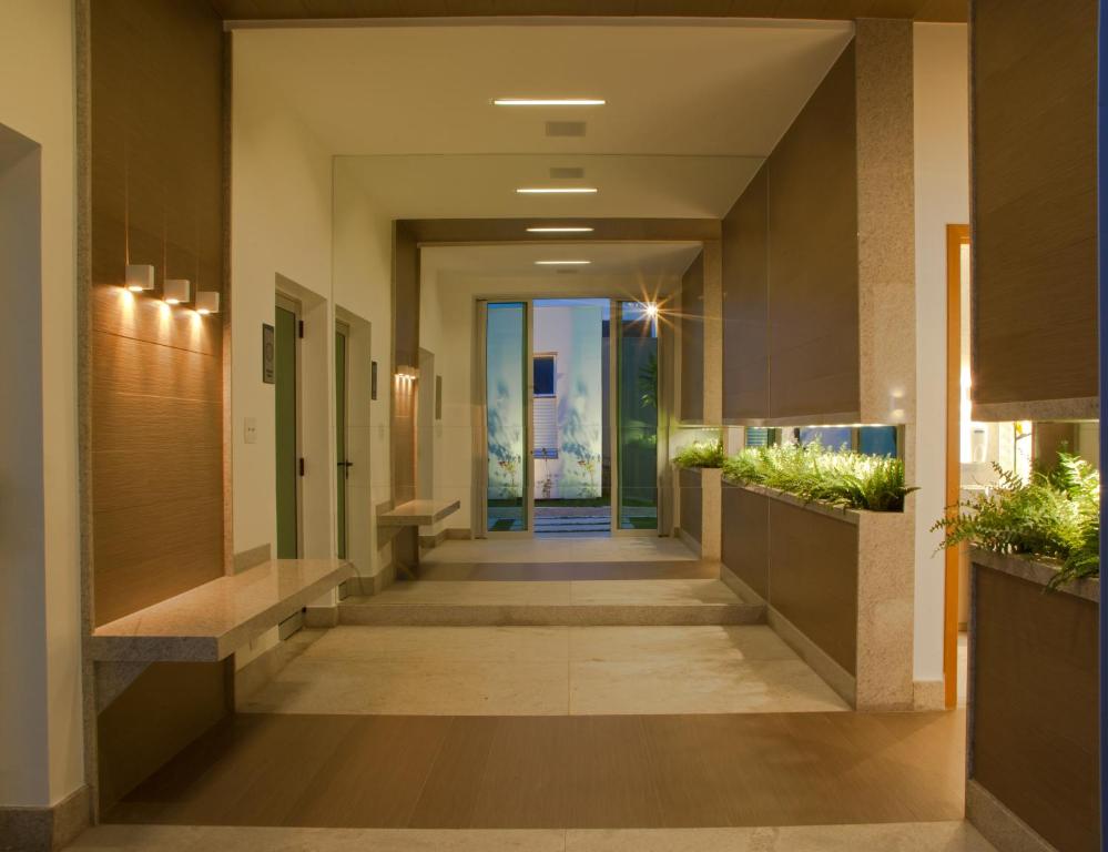 a hallway of a hotel lobby with a hallway at Jade Hotel Brasília in Brasilia