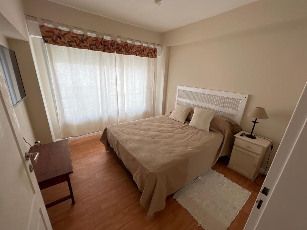 a small bedroom with a bed and a window at Departamento en Centro de Salta in Salta