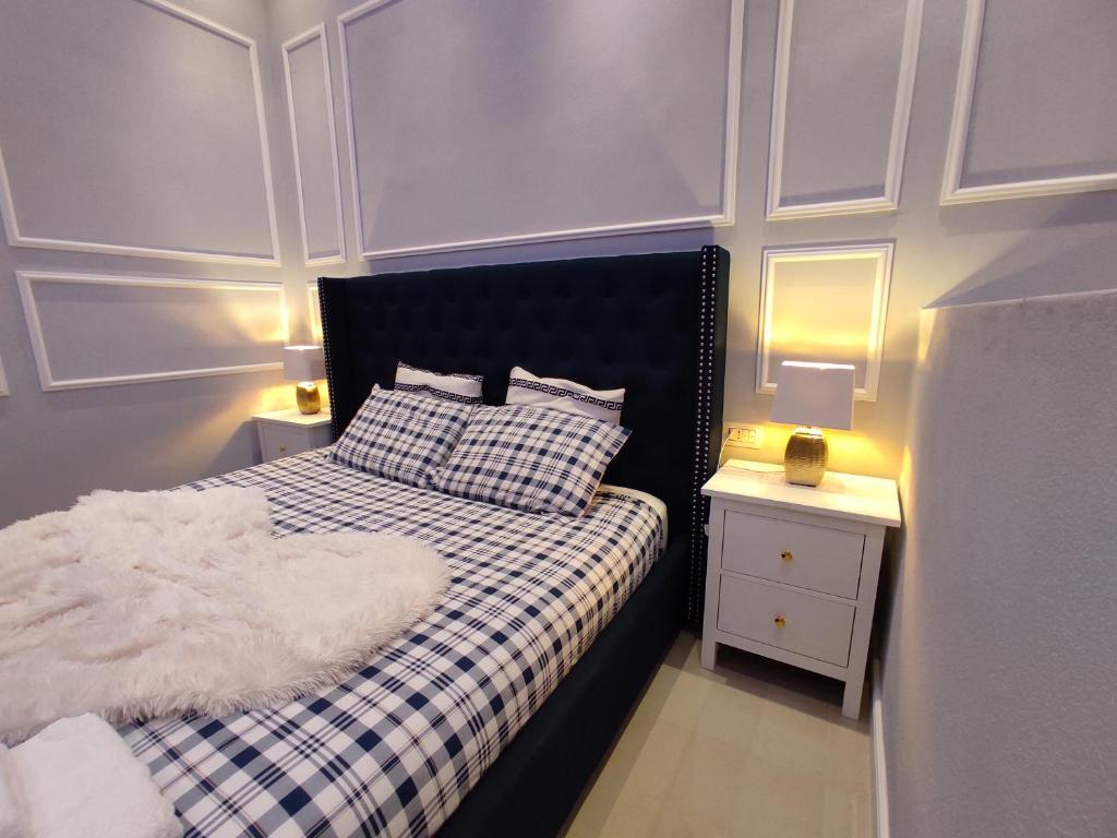 una piccola camera con letto e comodino di Boutique Studio ad Alghero
