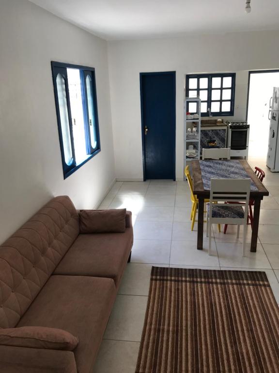 sala de estar con sofá y mesa en Residêncial Casa da Vila apto 1 en Imbituba