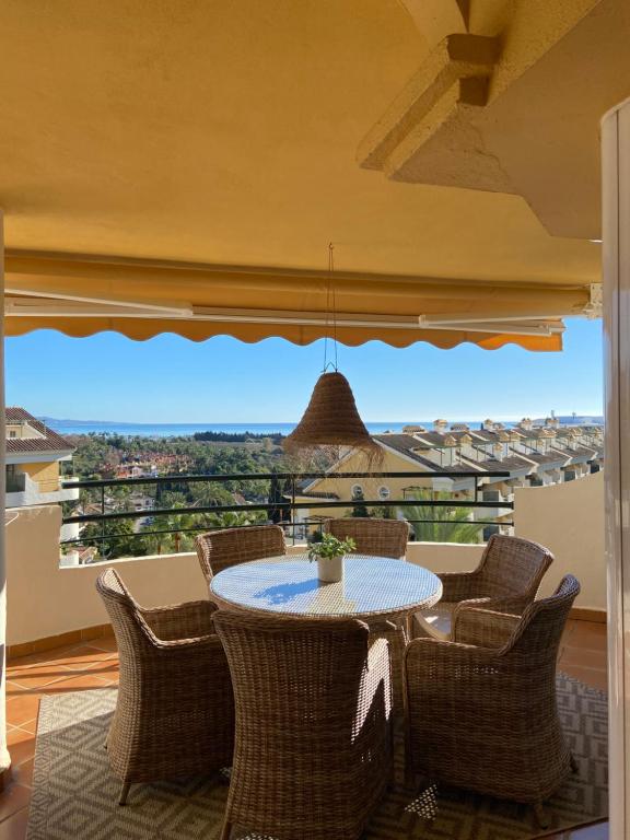 einen Tisch und Stühle auf einem Balkon mit Aussicht in der Unterkunft Walking distance to Puerto Banus sea view Apartment in Marbella