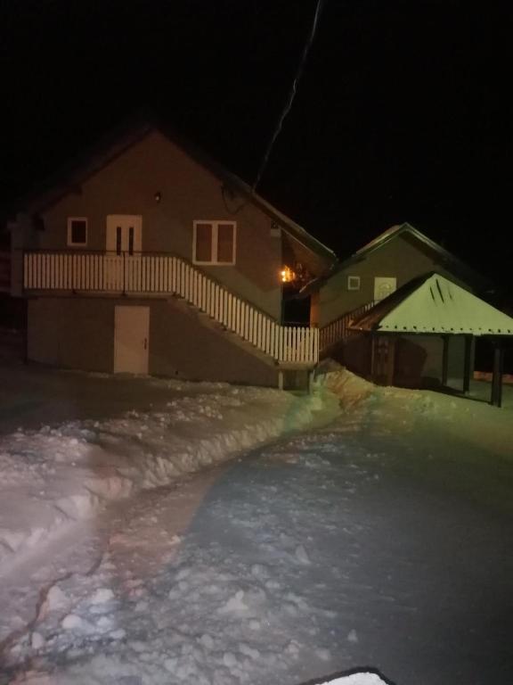 Apartmani Ognjen að vetri til