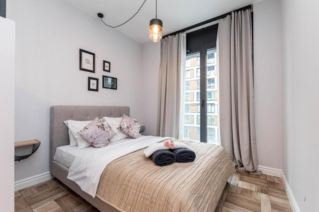 - une chambre avec un lit doté d'oreillers et d'une fenêtre dans l'établissement Apartament Active Mercure, à Lublin