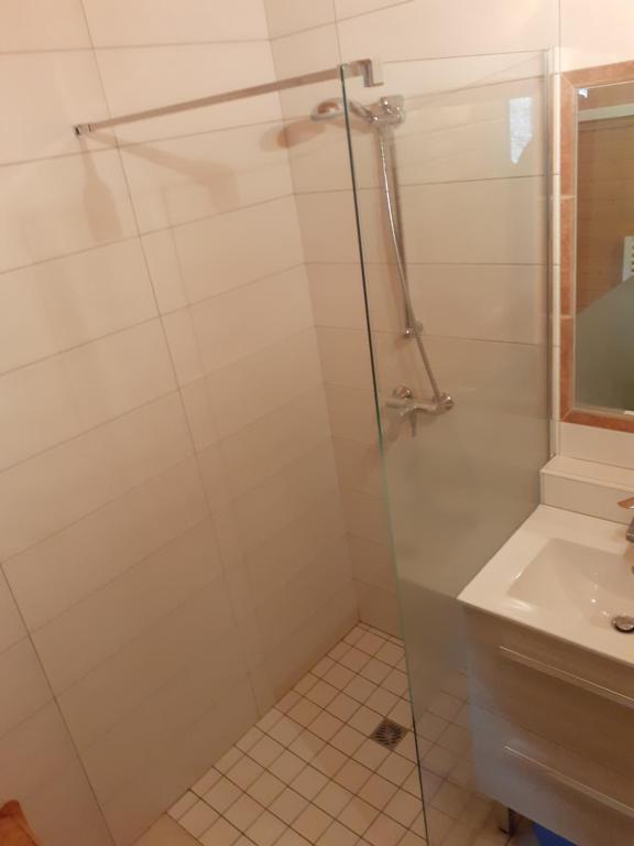 A bathroom at Les chalets du belv&eacute;d&egrave;re de mallet