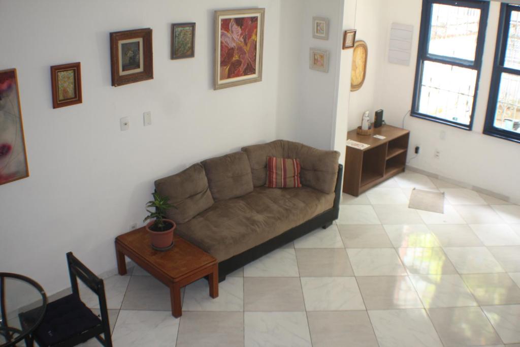 Farfalla São Manuel في ريو دي جانيرو: غرفة معيشة مع أريكة وطاولة