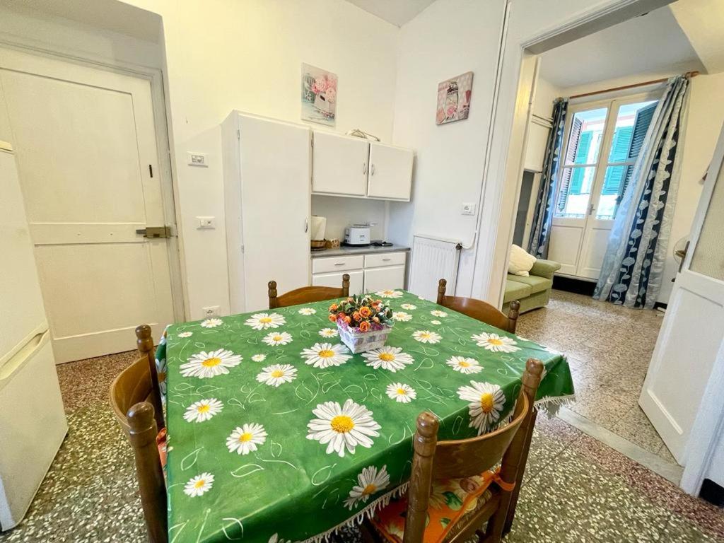 - une cuisine avec une table et des fleurs dans l'établissement Acquadolce apartment, à Levanto