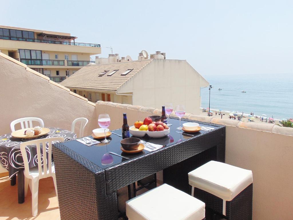un balcón con una mesa con un bol de fruta en Luxury EL BRILLANTE Apartament, en Fuengirola
