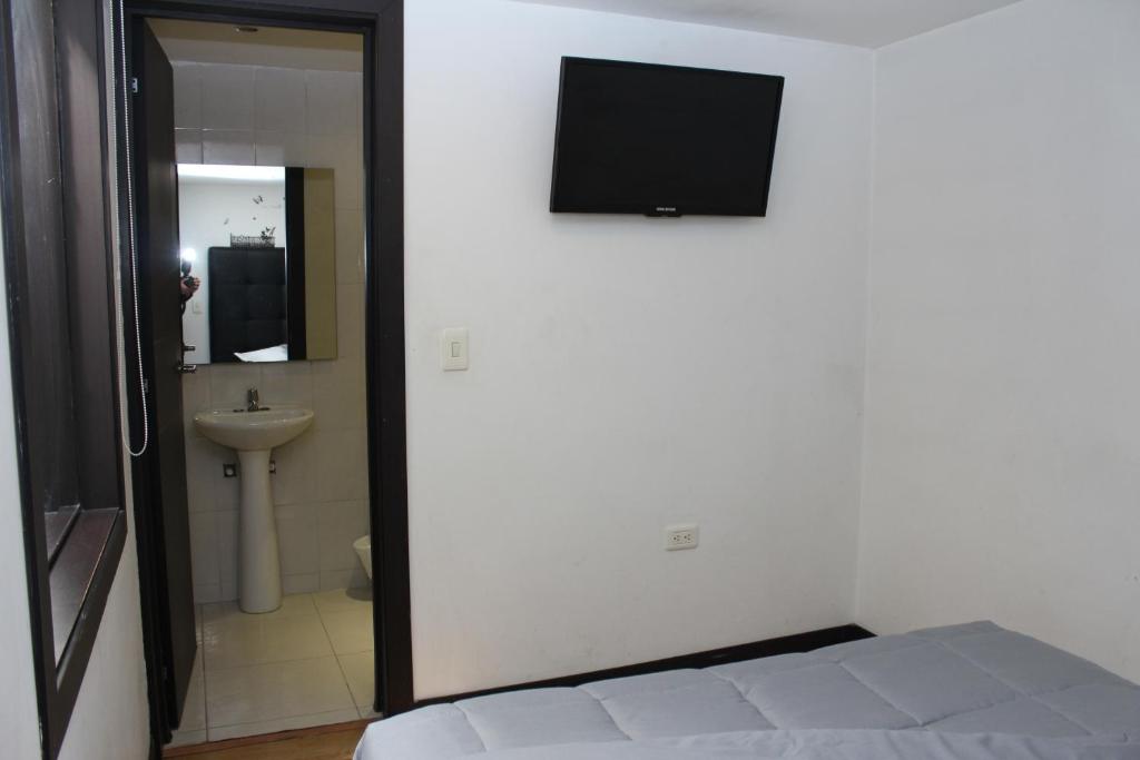 TV a/nebo společenská místnost v ubytování Hotel Montecarlo Boutique