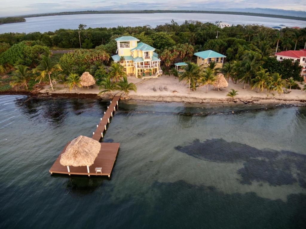 Imagen de la galería de Lucky Duck Villa - Private Beach Escape, en Maya Beach