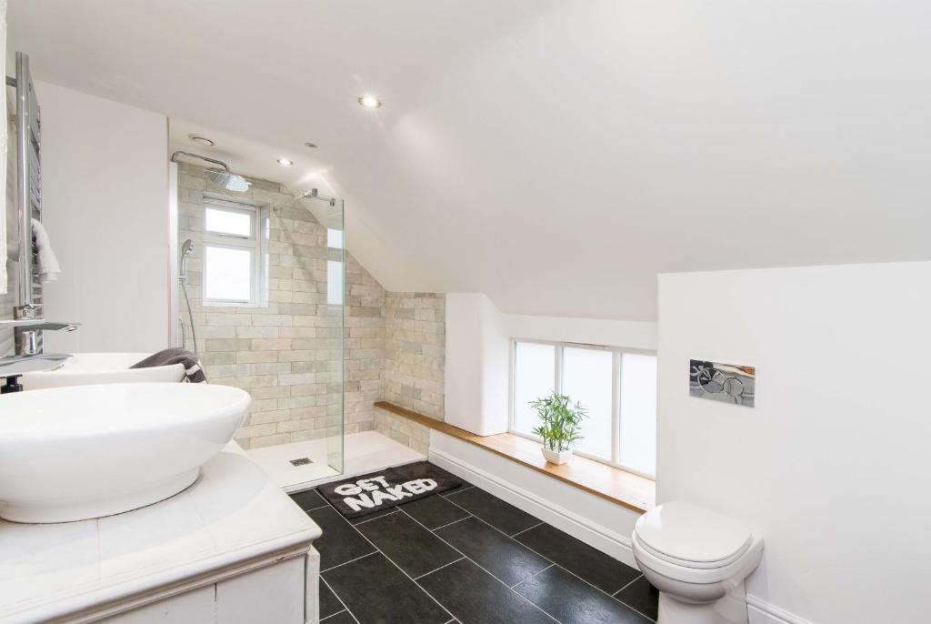 4 bedroom characterful coach house with hot tub!