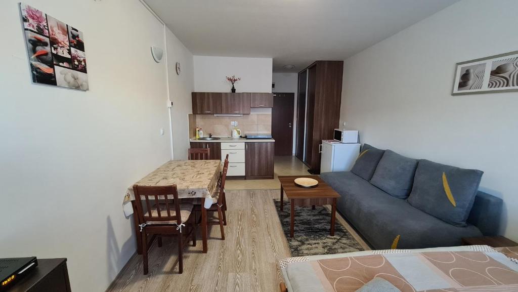 sala de estar con sofá azul y mesa en Apartmán Norika, en Podhájska