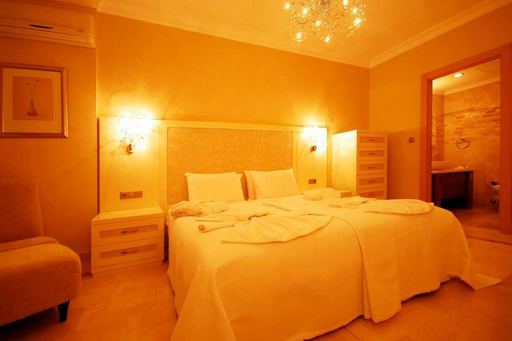 Tempat tidur dalam kamar di Apartments Goldcity 2+1