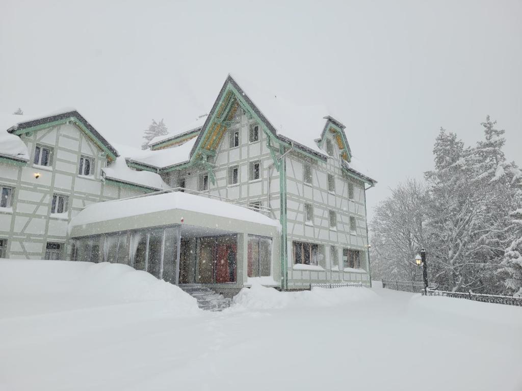 ein schneebedecktes Gebäude mit einem Stapel Schnee in der Unterkunft juhui Flumserberg in Flumserberg