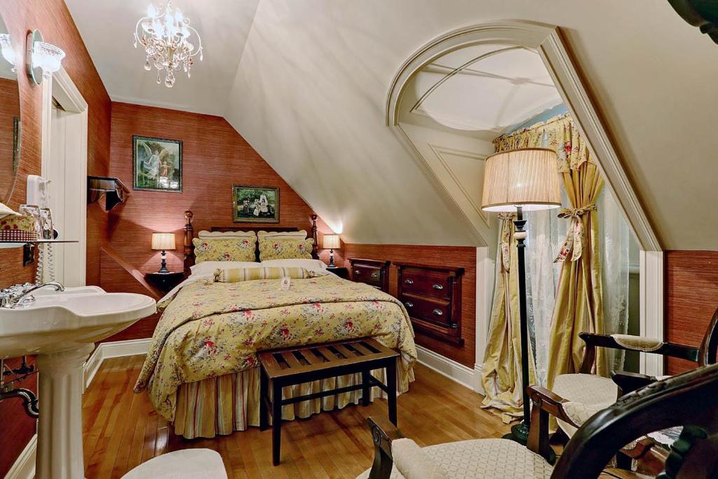 A bed or beds in a room at Auberge J.A Moisan