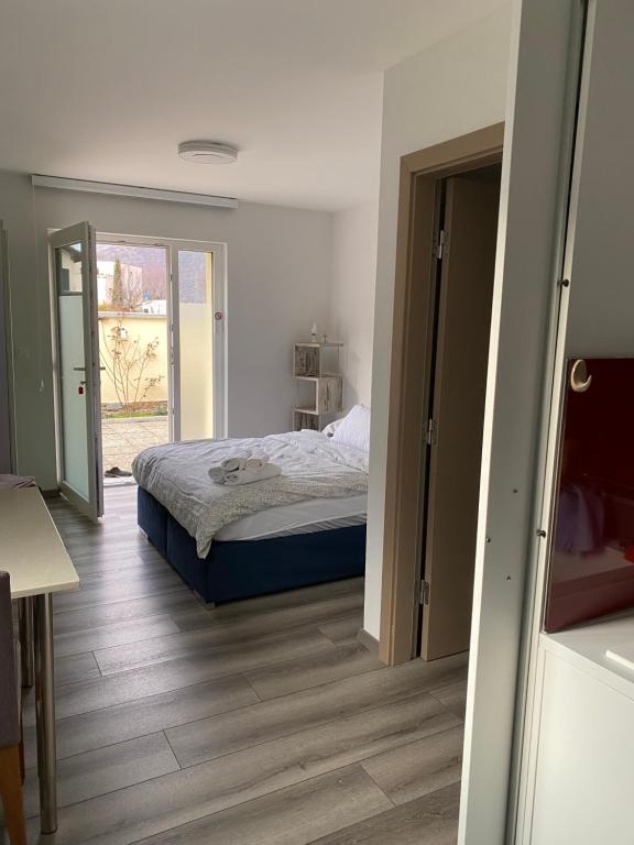 - une chambre avec un lit et du parquet dans l'établissement Plein Soleil 1, à Martigny-Ville