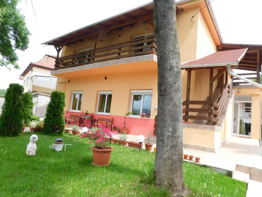 une maison dotée d'une cour verdoyante avec un arbre dans l'établissement Éden II., à Miskolctapolca