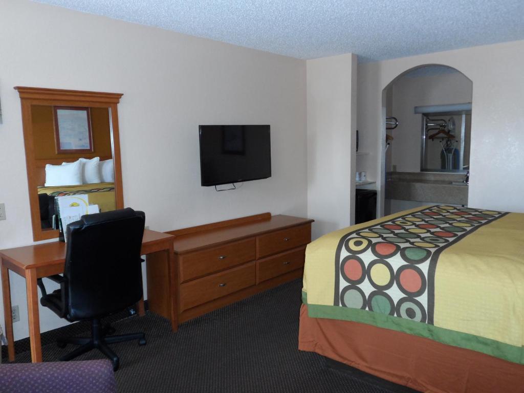 Super 8 by Wyndham Waco/Mall area TX photo