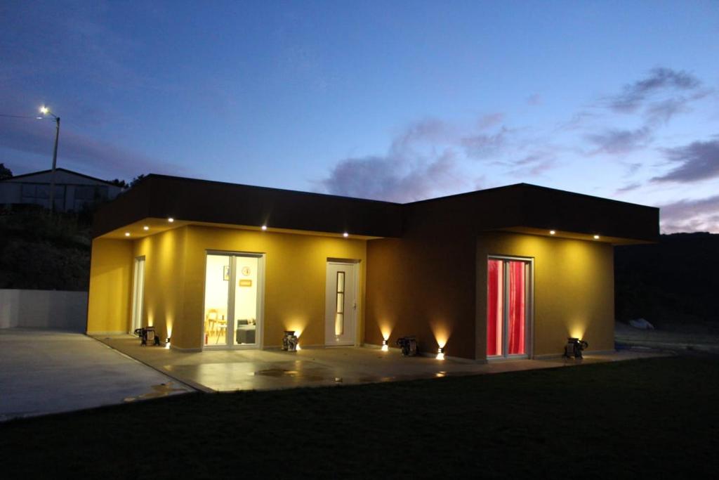 Dina House في بوتيكاس: مبنى عليه انوار في الليل