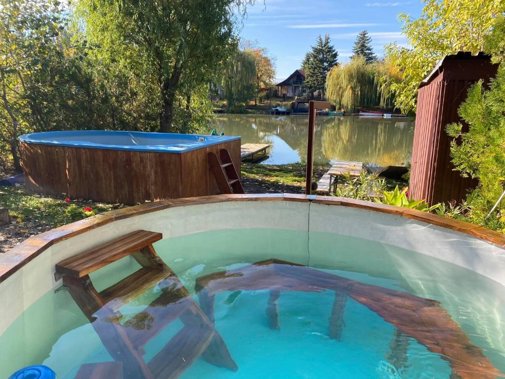uma pequena piscina com uma banheira de hidromassagem em Kis Veréb Körösparti Házikó em Békésszentandrás