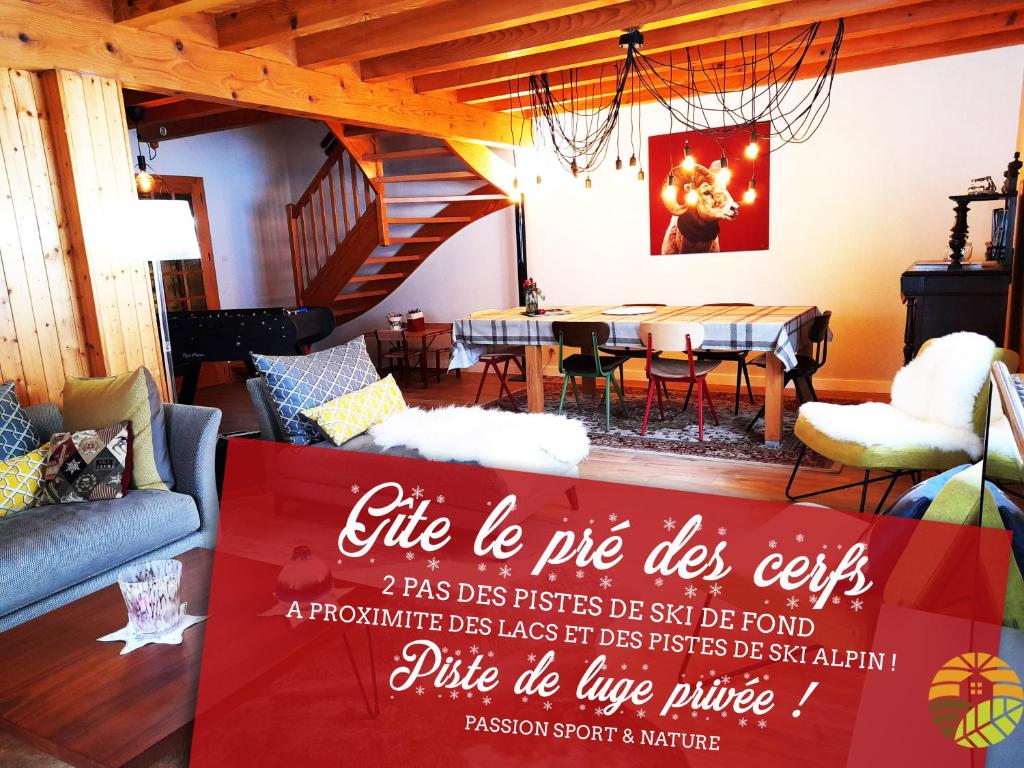 uma sala de estar com um sofá e uma mesa em ⁂⁂ GITE LE PRES AU CERF [CLEDICIHOME] 2 steps from the LISPACH resort // PRIVATE toboggan run! SNOWSHOE DEPARTURE ⁂⁂ em La Bresse