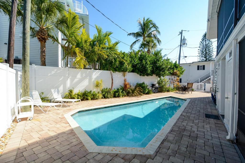 una piscina en el patio trasero de una casa en Canal 311 - Right in Siesta Key Village!, en Sarasota