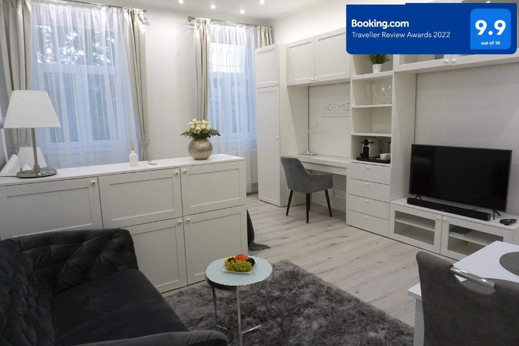 Televízia a/alebo spoločenská miestnosť v ubytovaní Noemiz Exclusive Apartments