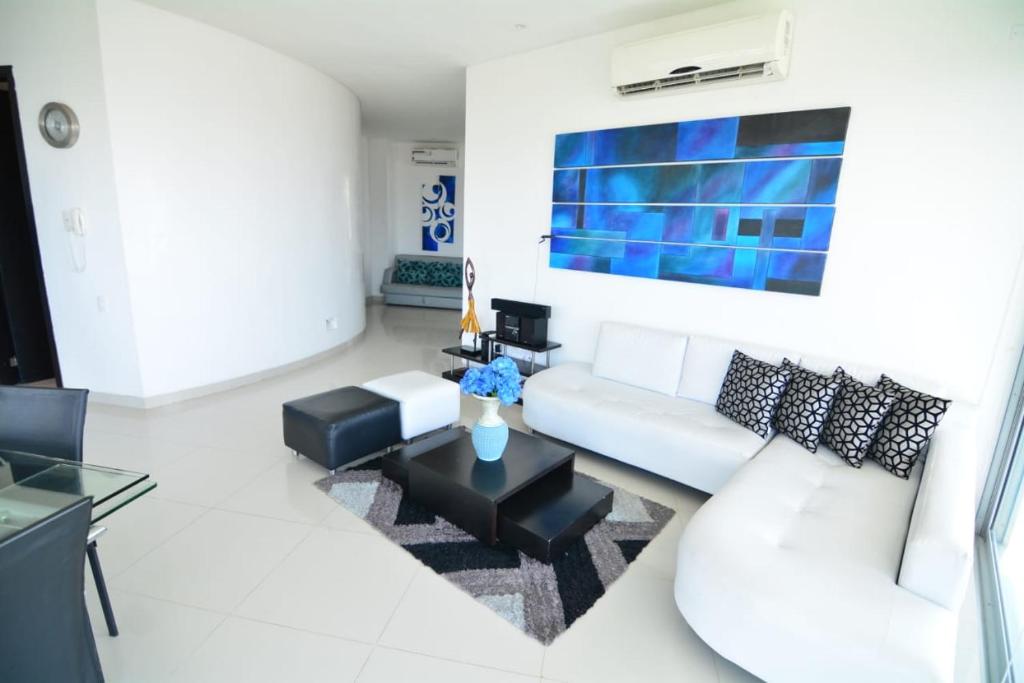 sala de estar con sofá blanco y mesa en Moderno 3 Alcobas Frente a Playa, en Cartagena de Indias