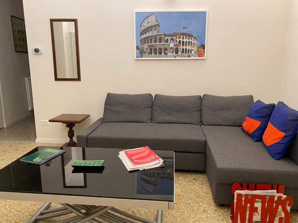 ein Wohnzimmer mit einem Sofa und einem Tisch in der Unterkunft Pinciana C23 in Rom