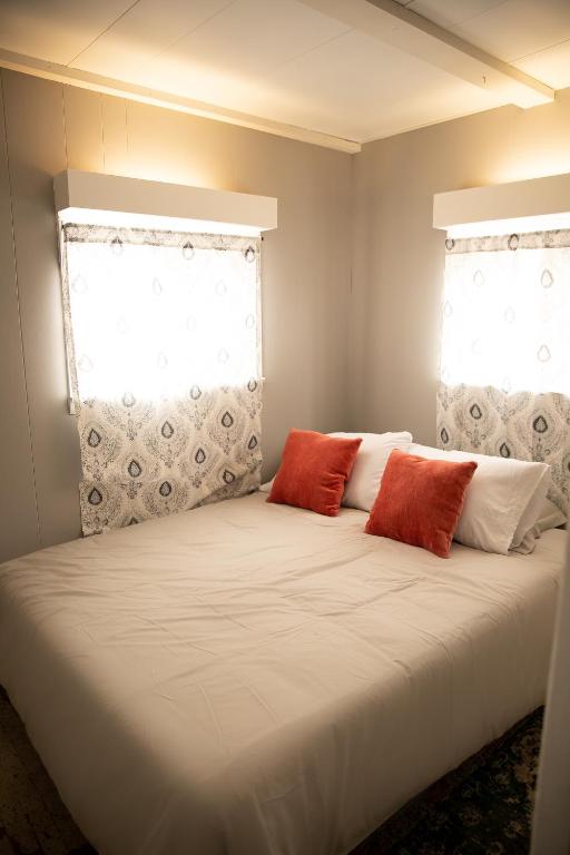 Postel nebo postele na pokoji v ubytování Rustic 2 Bedroom Boho Apartment