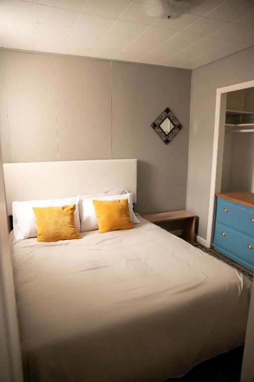 Postel nebo postele na pokoji v ubytování Rustic 2 Bedroom Boho Apartment