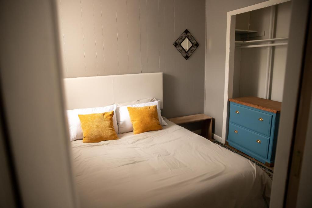 Postel nebo postele na pokoji v ubytování Rustic 2 Bedroom Boho Apartment
