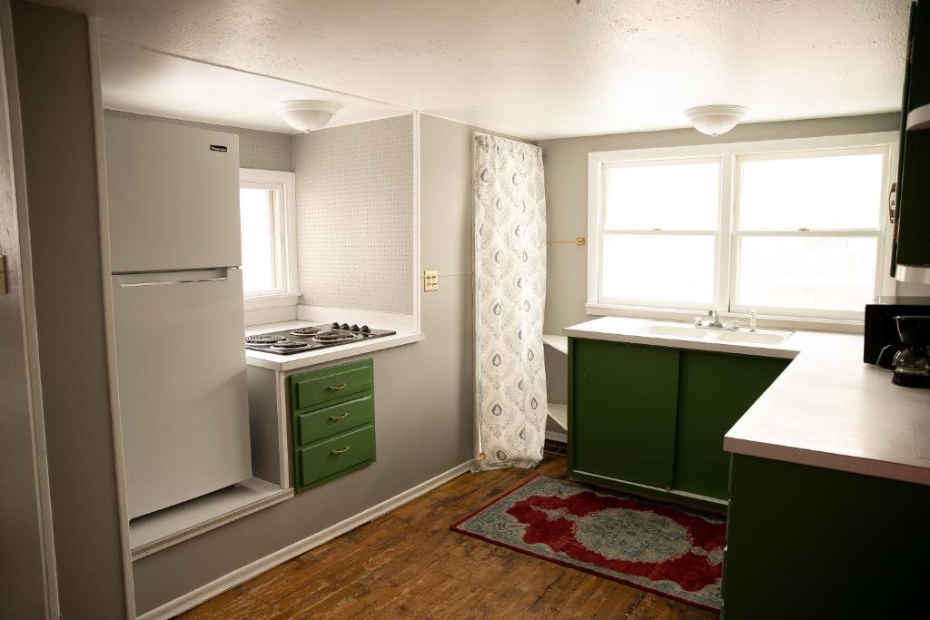 Kuchyň nebo kuchyňský kout v ubytování Rustic 2 Bedroom Boho Apartment