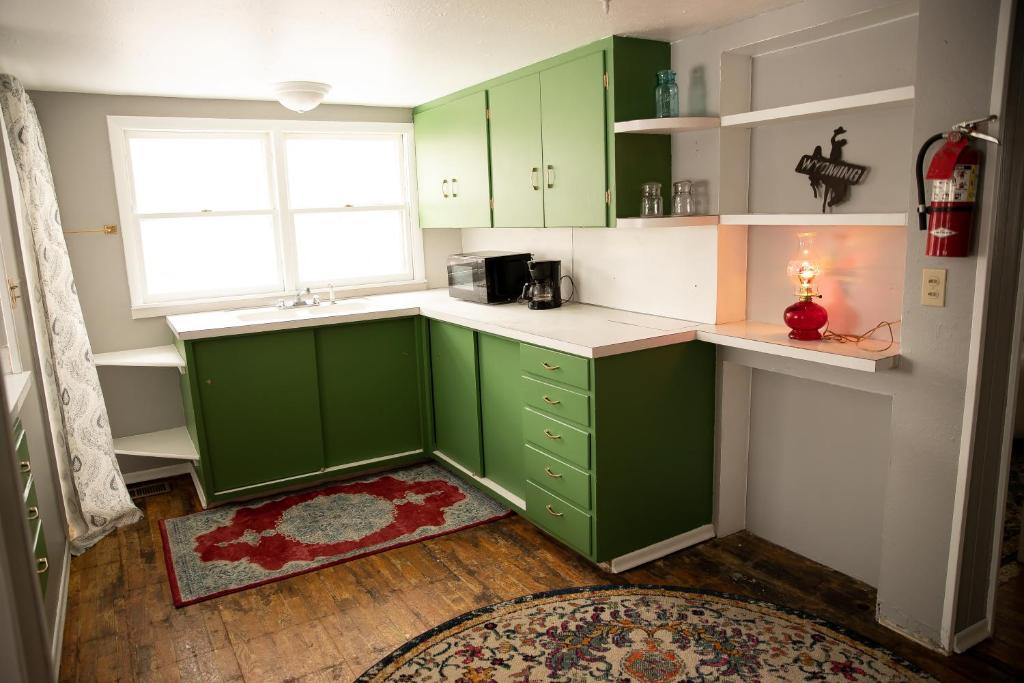 Kuchyň nebo kuchyňský kout v ubytování Rustic 2 Bedroom Boho Apartment
