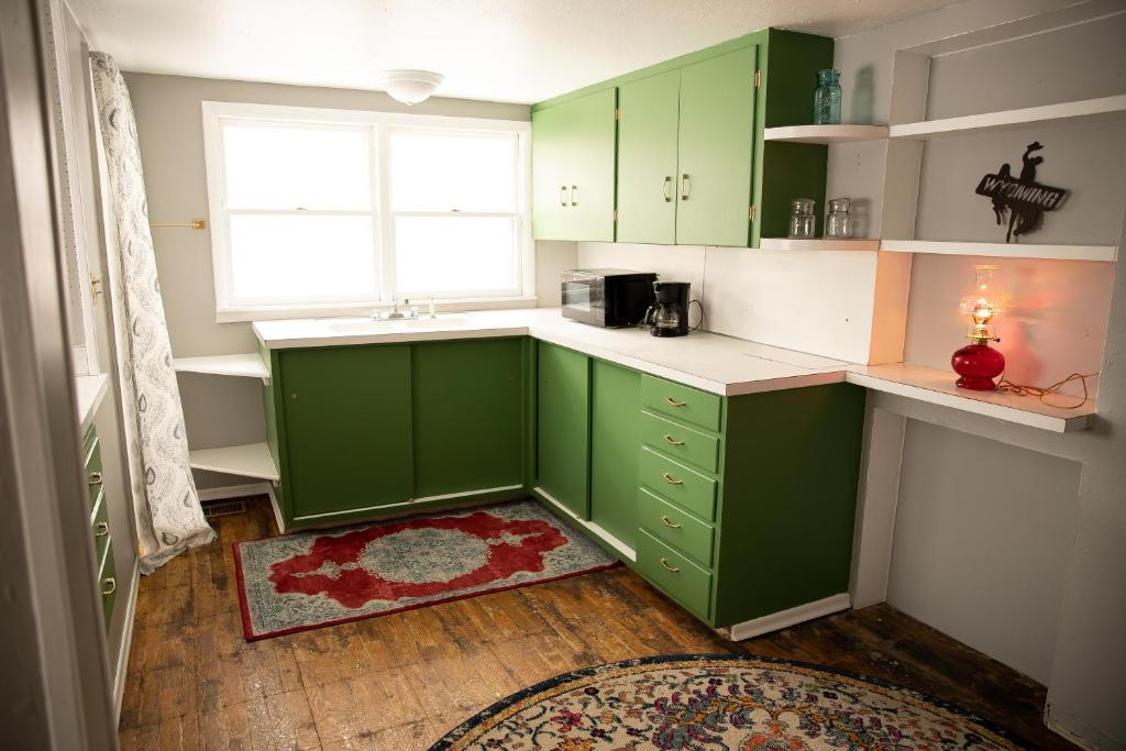 Kuchyň nebo kuchyňský kout v ubytování Rustic 2 Bedroom Boho Apartment