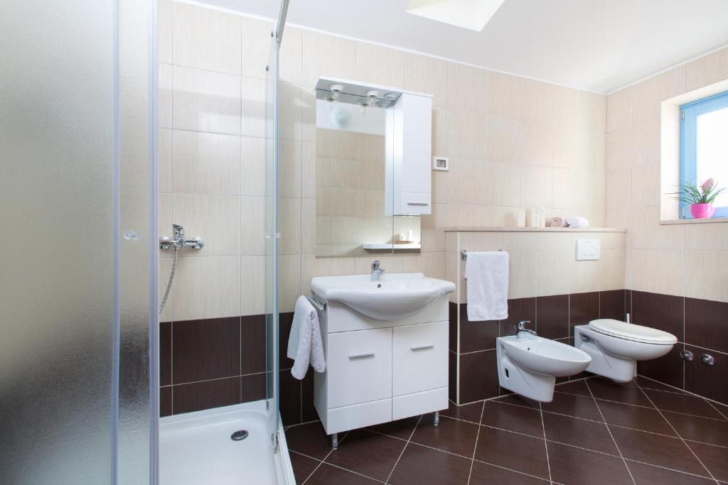 łazienka z umywalką, toaletą i prysznicem w obiekcie Relax in nature villa Mugeba Club w Poreču