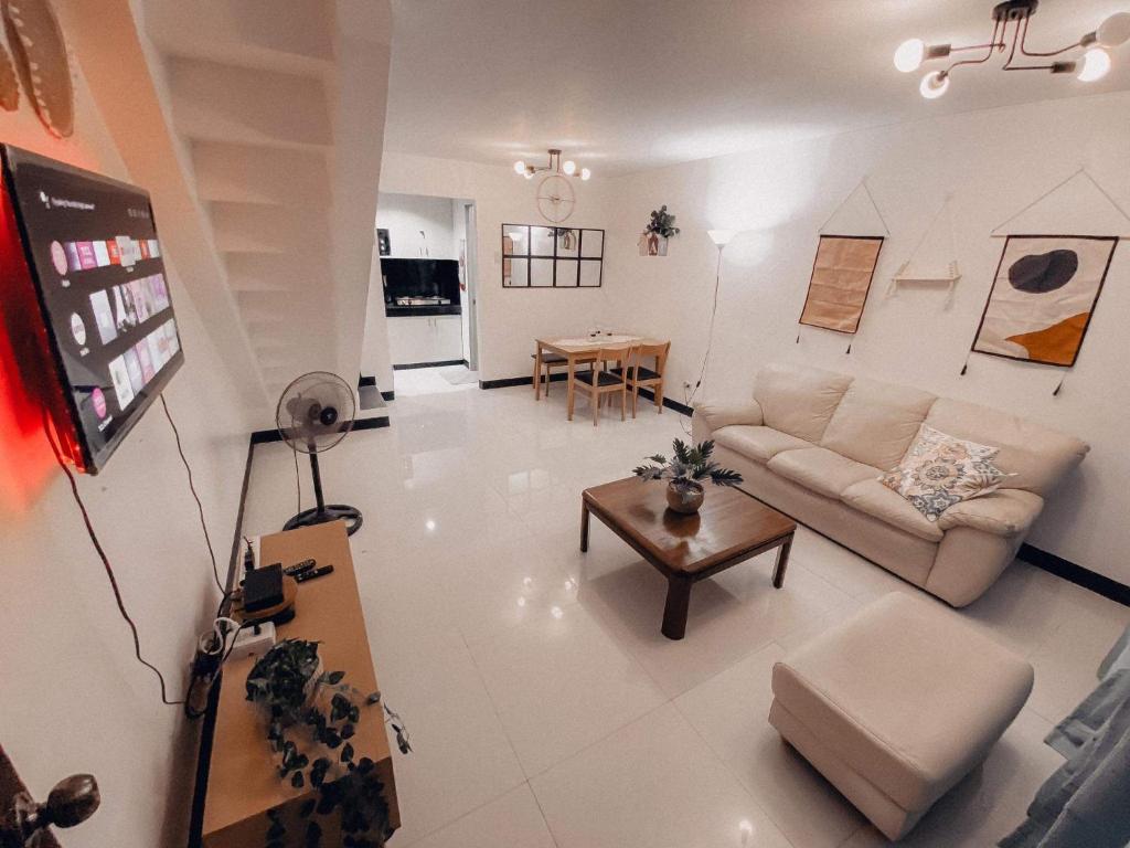 uma sala de estar com um sofá e uma mesa em Cozy Themed 2BR TownHouse - near Clark Airport - TRP1 em Angeles